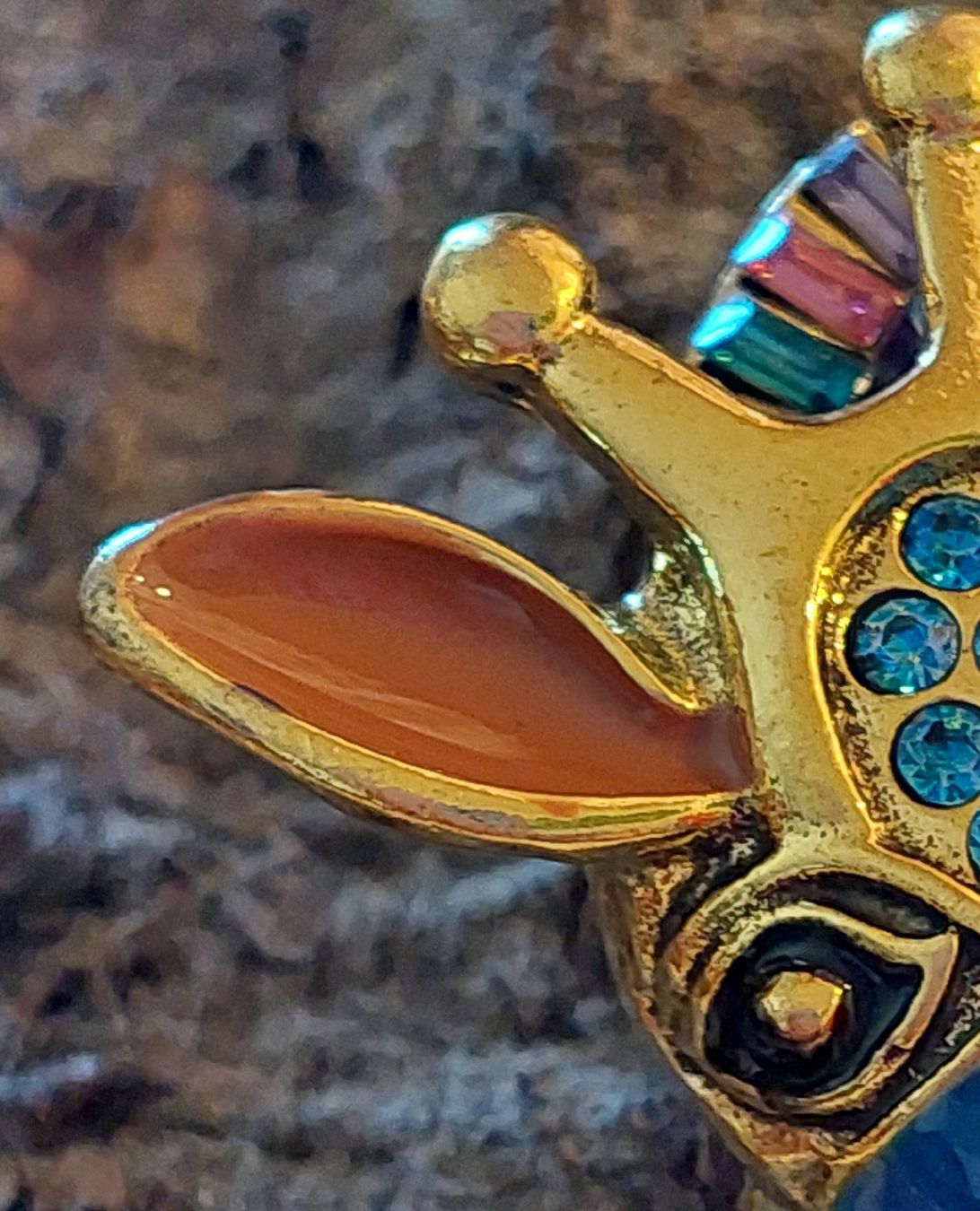 Spille & Fermagli: Brosche Giraffe goldfarben mit blauem und buntem Strass – Nuovo (secondo la descrizione) da Oberwil BL venduto da Hunajakakku 5