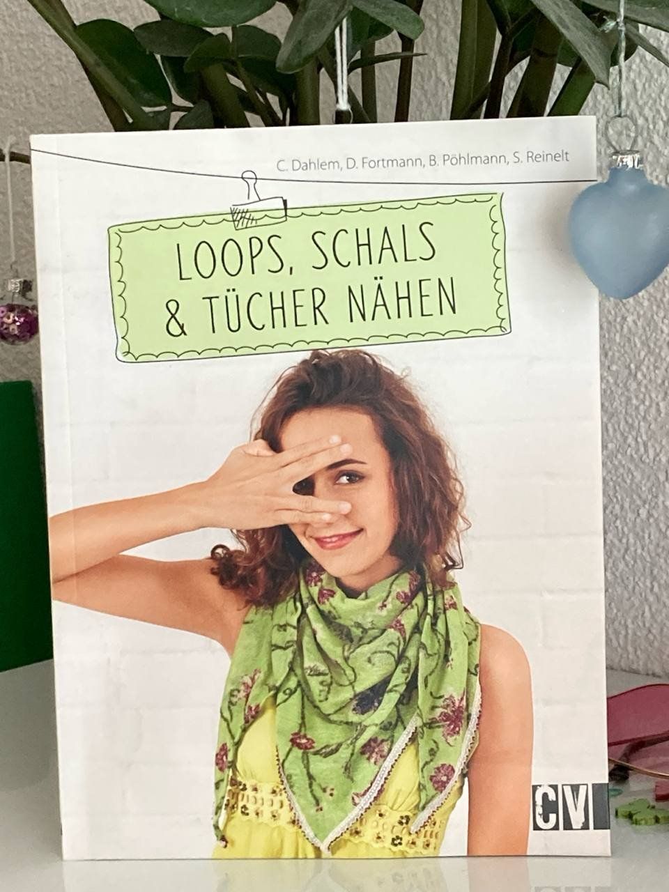 Libri: Loops, Schals & Tücher nähen – Usato da Frauenfeld venduto da AlphaCentauri_369_