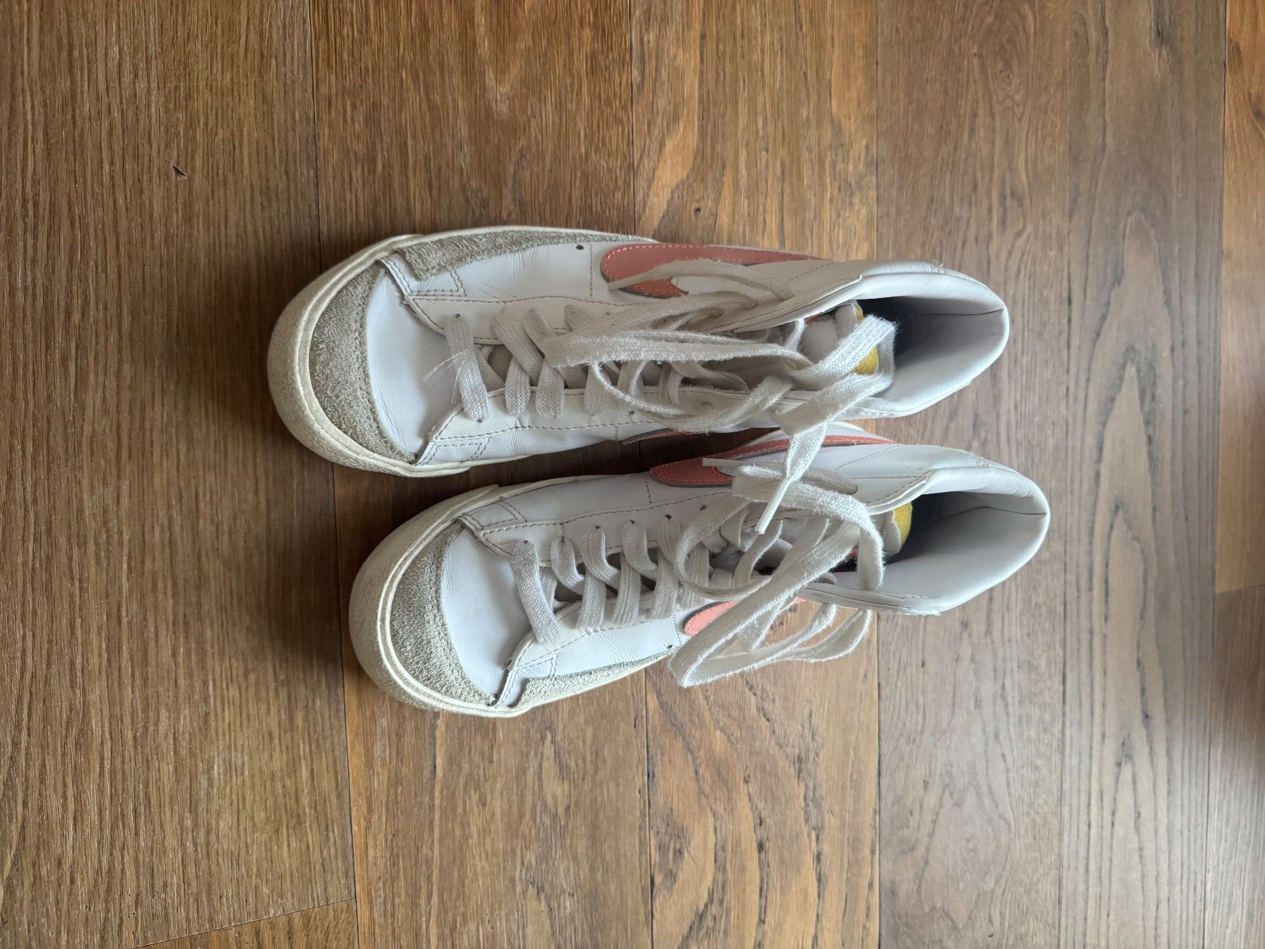Nike Scarpe da donna: Nike Blazer mit pinken Details – Usato da Ennetbaden venduto da cel_n86d 4
