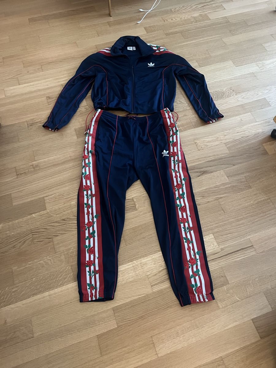 Adidas Completi & Tailleur: Adidas Trainingsanzug Blumenmuster dunkelblau – Usato da Zürich venduto da R1908 3