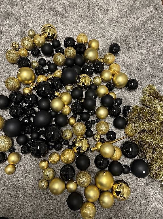 Alle Dekorationen: Grosses Set: Christbaumkugeln, Schwarz und Gold – Gebraucht aus Wangen SZ von Jaay_Sky