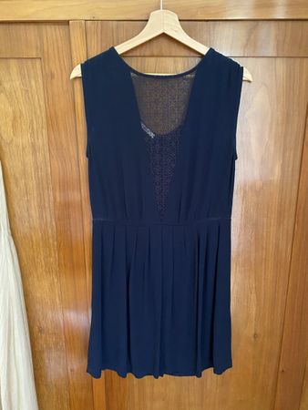 Elegantes, blaues Sessun Sommerkleid mit Spitzen-Ausschnit