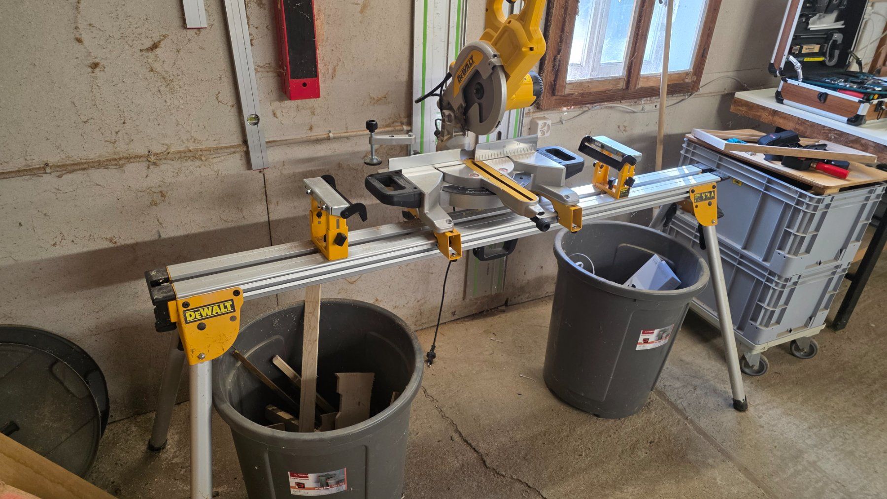 Dewalt Seghe: Dewalt Kappsäge mit Untergestell – Usato da Ruswil venduto da cri_xm6w 2