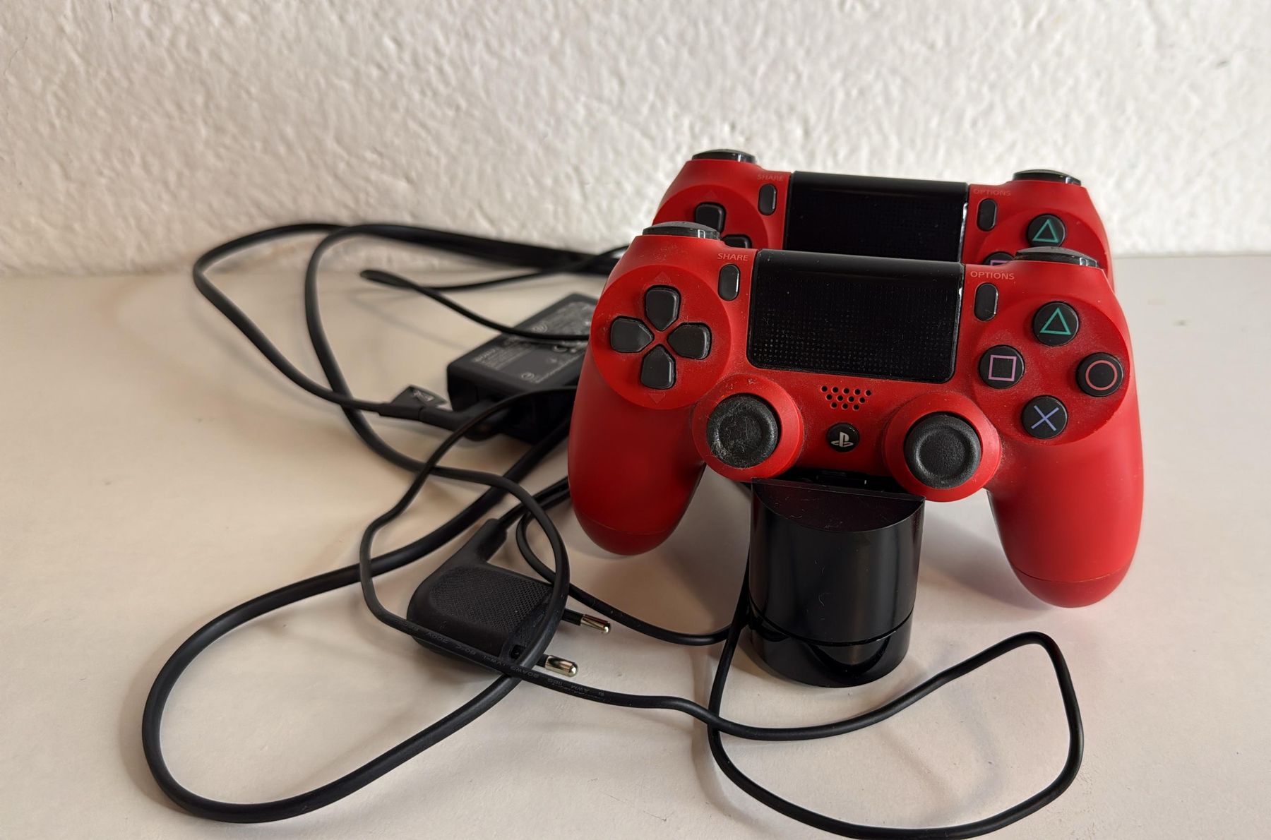 Manettes: 2x Sony PS4 Controller Dualshock 4 Rot mit Ladestation – D'occasion à Ehrendingen par lax21 2