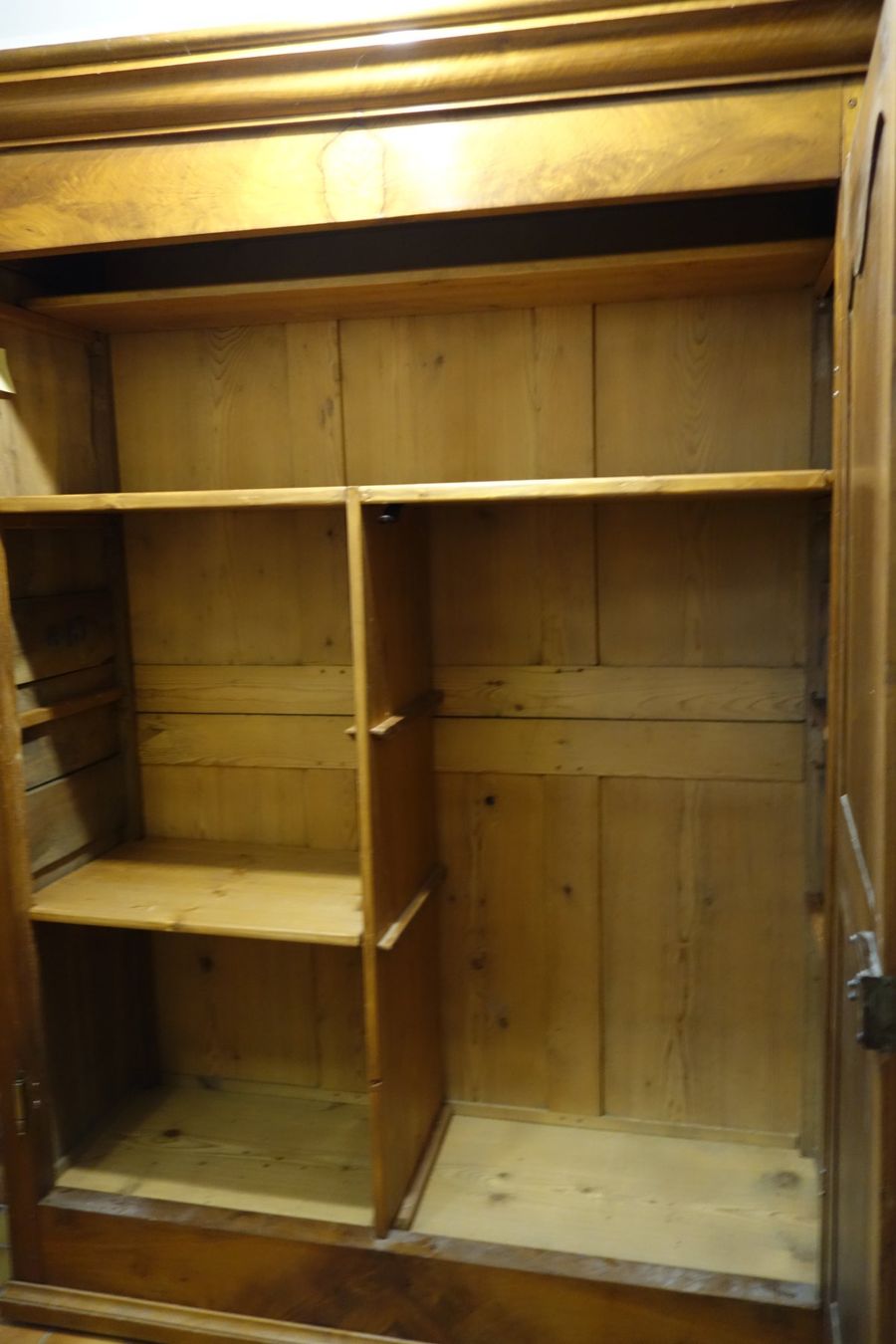 Armoires: Antiker Nussbaumschrank Biedermeier ca.1850 – D'occasion à Biel/Bienne par Rothar 3