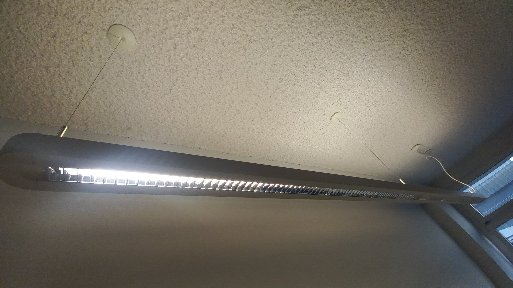 Lustres & lampes de plafonds: Linear weisse Hängelampe – D'occasion à Zürich par ver_5cjl 2