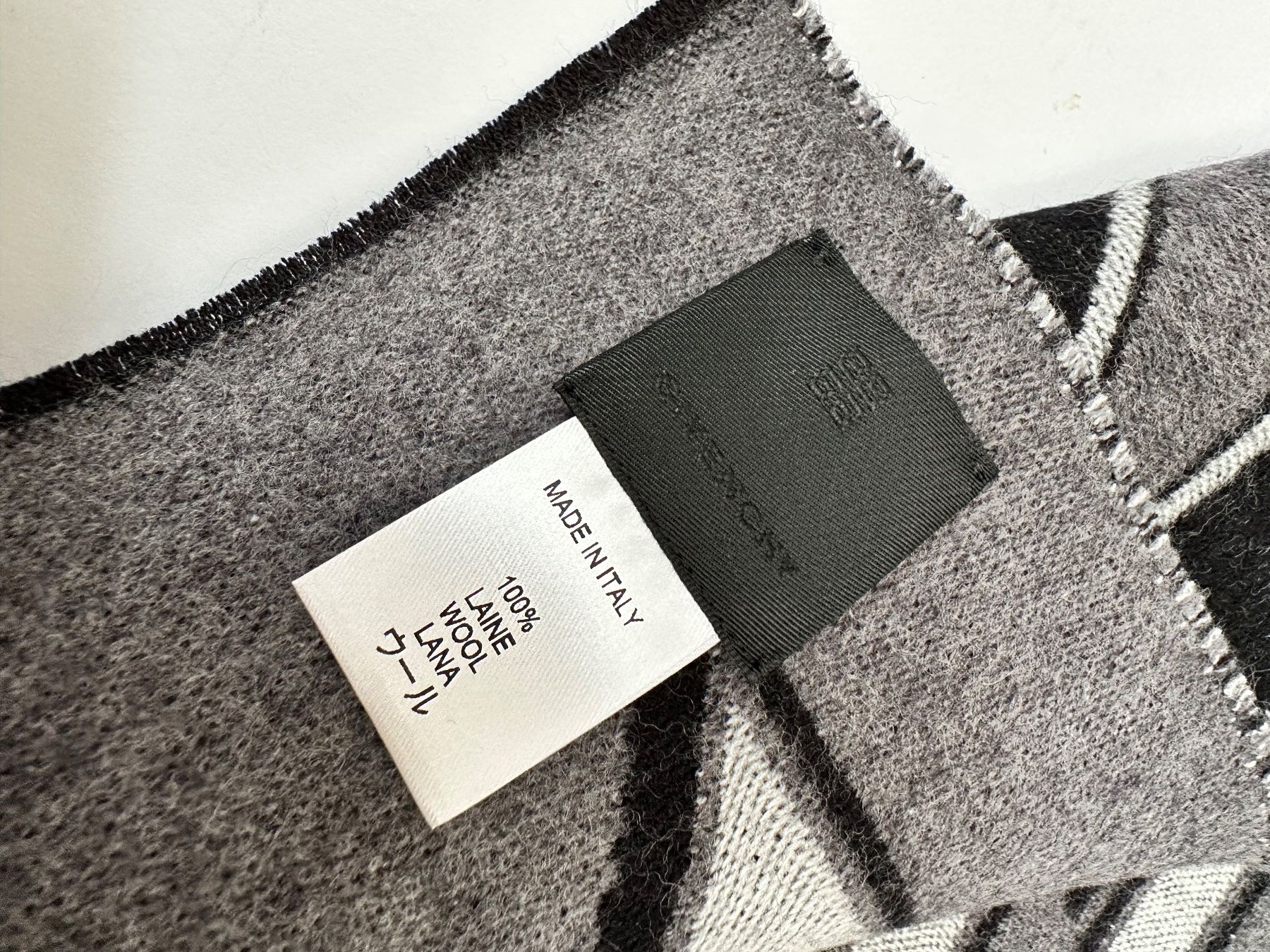 Givenchy Foulards, Tücher & Schals: Givenchy sciarpa – Neu und originalverpackt aus Pregassona von Reluxuryspace 4