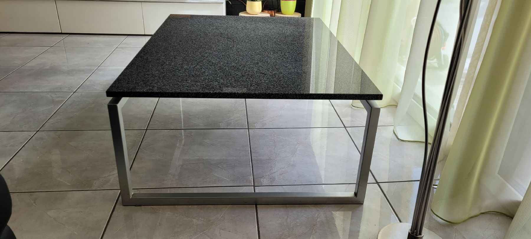 Tavoli: Schöner Couchtisch, Granitplatte, Metallgestell. – Usato da Kreuzlingen venduto da Knecht3 3