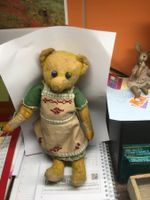 Antike Bärendame mit Knopfaugen