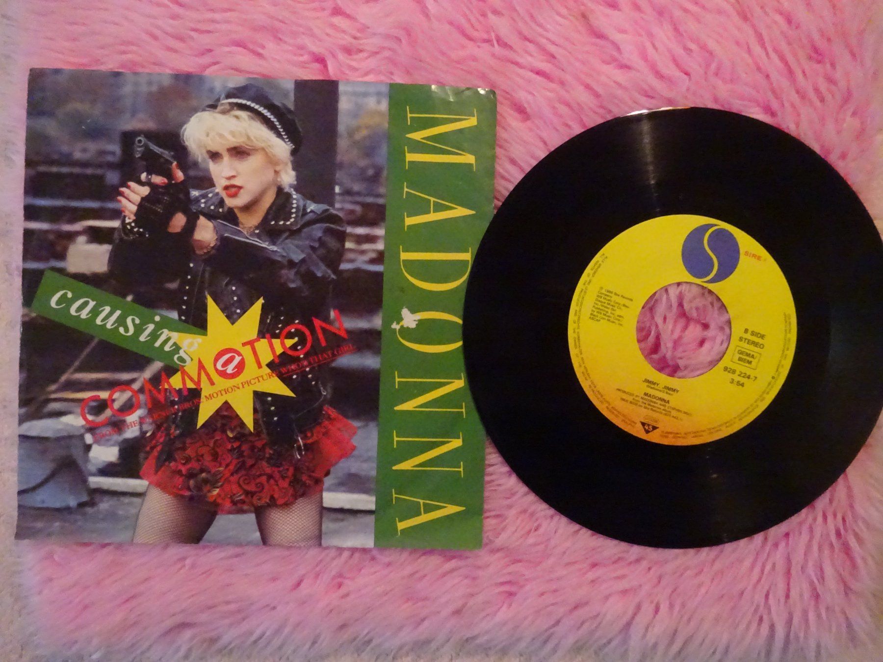 Vinyles: MADONNA ** INTO THE GROOVE ** CAUSING A COMMOTION – D'occasion à Luzern par xrayspex99 2