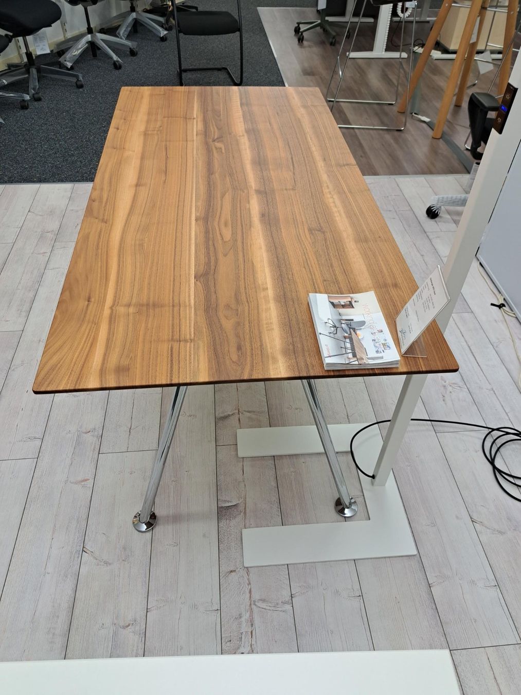 Girsberger Schreibtische: Girsberger AKIO Steel Tisch - Designtisch Nussbaum NEU – Neu (gemäss Beschreibung) aus Zofingen von BBAG4800 1