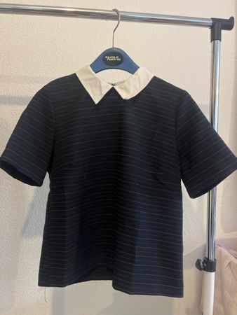 T-shirt avec col blanc