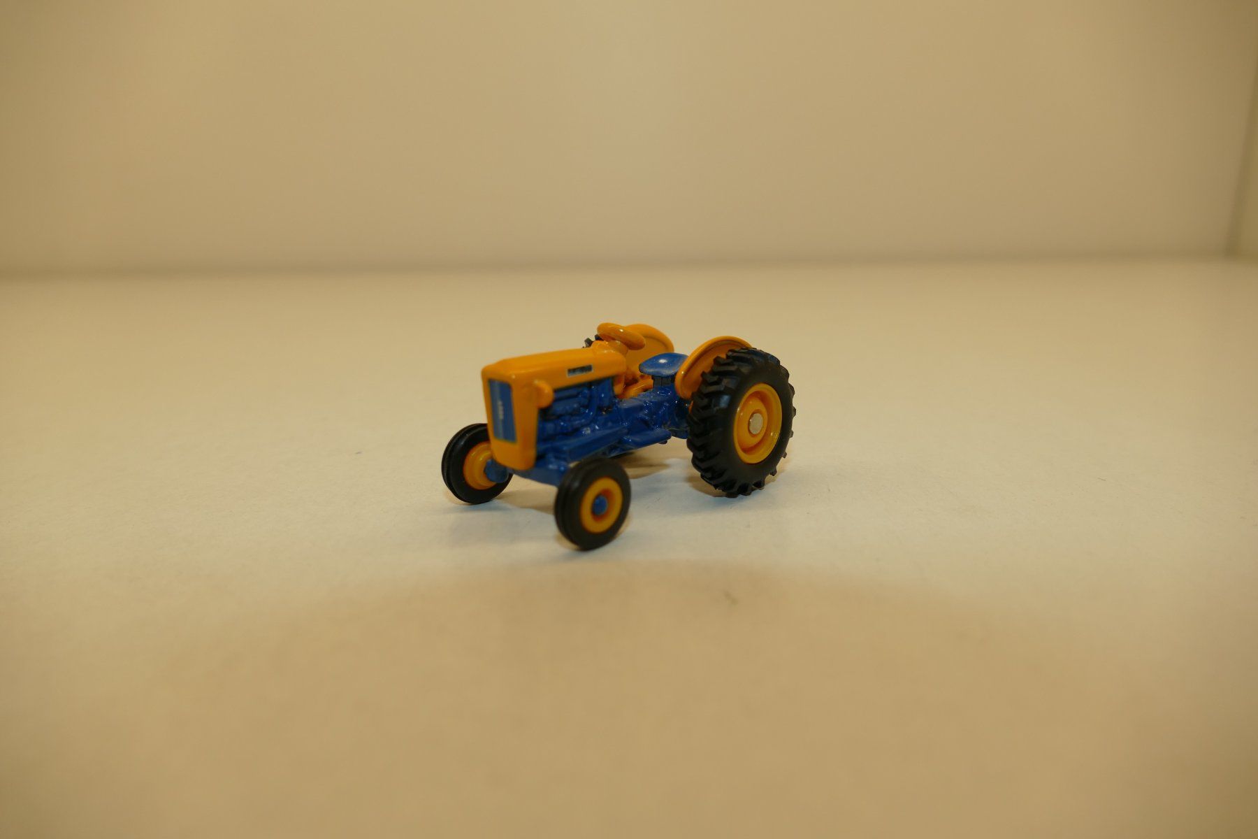 Kit di modellismo & Modellini statici: ERTL Metallmodel: Traktor blau/gelb – Nuovo (secondo la descrizione) da Niederhasli venduto da rail-duerst
