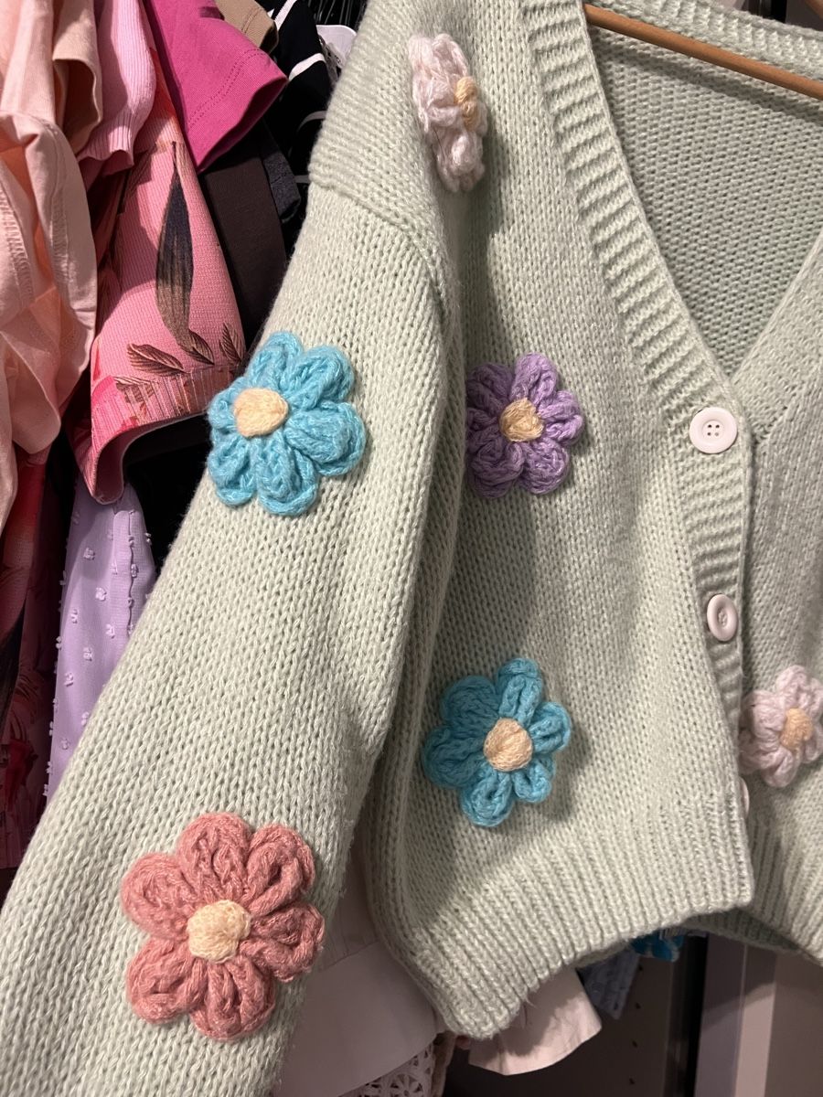 Giacche: Damen Strickjacke mint Blumenapplikationen – Usato da Zürich venduto da R1908 1