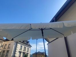 Neuwertiger Sonnenschirm mit Sockel
