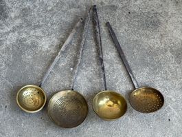 4 antike Schöpfkellen Messing / Schmiedeeisen 