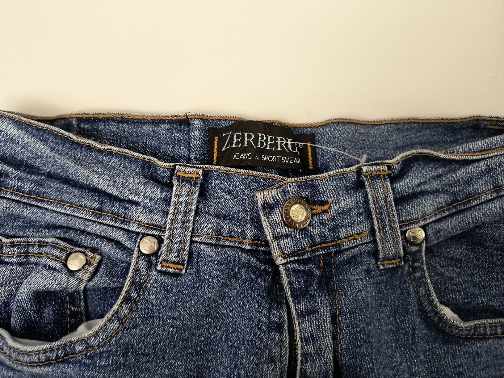 Jeans: Zerberus Jeans, Gr. 29, ital. Gr. Top Zustand – Usato da Schöfflisdorf venduto da kin_2dp9 2
