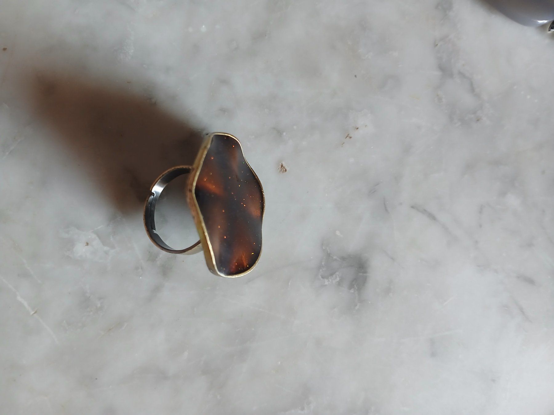 Anelli: Anello con finta pietra marrone – Usato da Baar venduto da fla_v78d 1