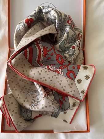 Hermès carré 90 neuf avec tag Premier Chant