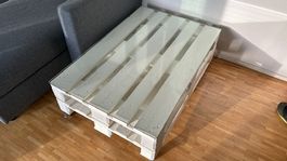 Pallet Couchtisch mit Glasplatte, weiss