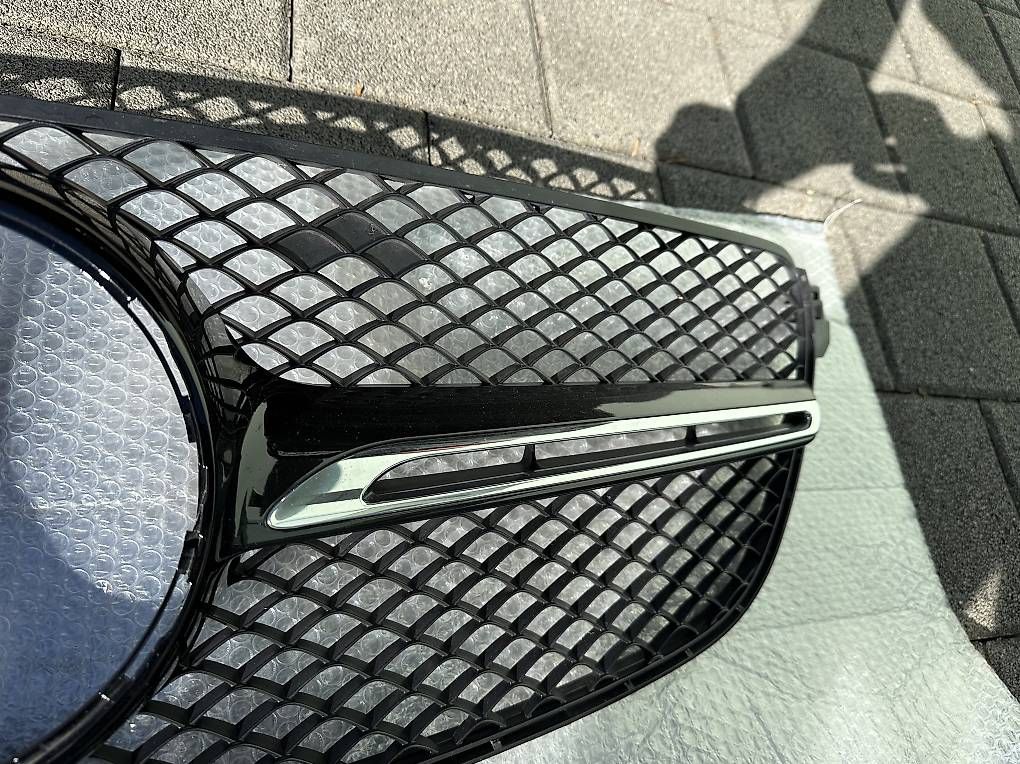 Tutti pezzi di ricambio auto: GLE AMG Kühlergrill  – Usato da Knonau venduto da Piere6 2