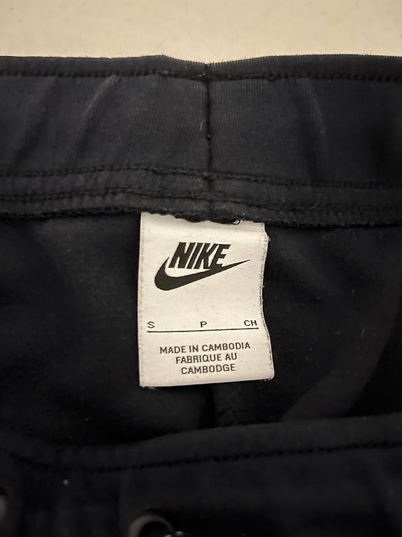 Nike Pantaloni: Nike Tech Fleece Herren Trainerhose – Usato da Ottoberg venduto da yvonne.graenacher 2