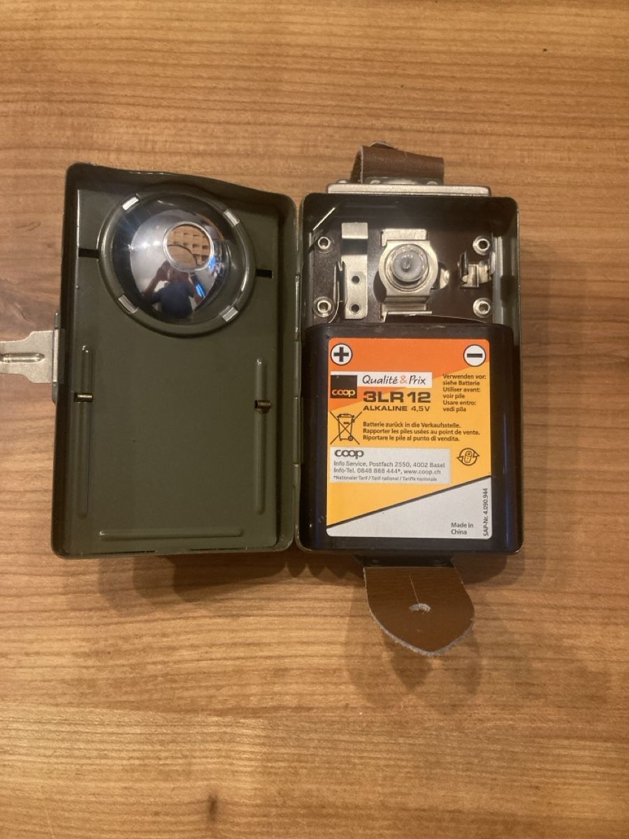 Schweizer Armee Lampade: Taschenlampe Militärlampe – Usato da Münchenstein venduto da Coma5 3