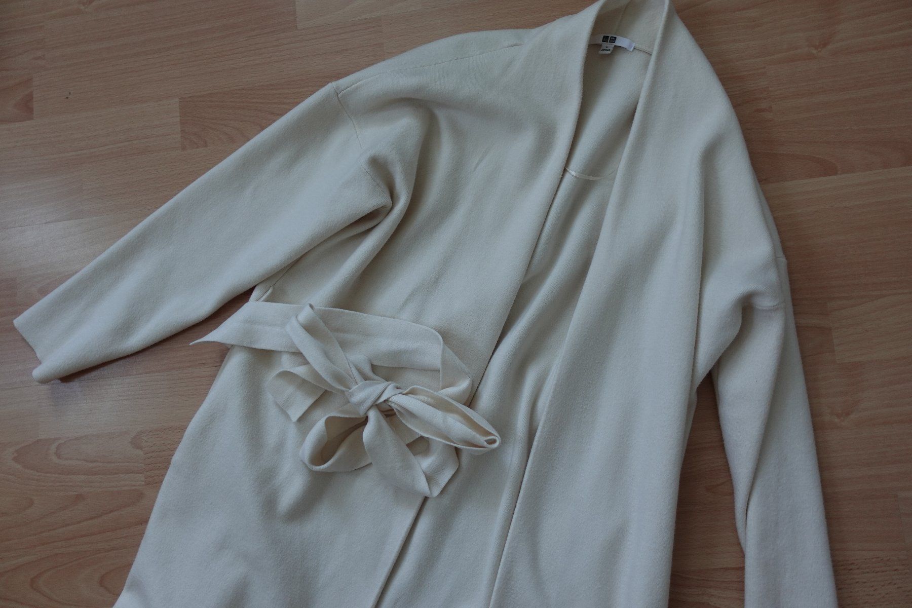Uniqlo Jacken: UNIQLO | Jacke / Mantel in Creme – Gebraucht aus Ettiswil von maimaiswiss 1