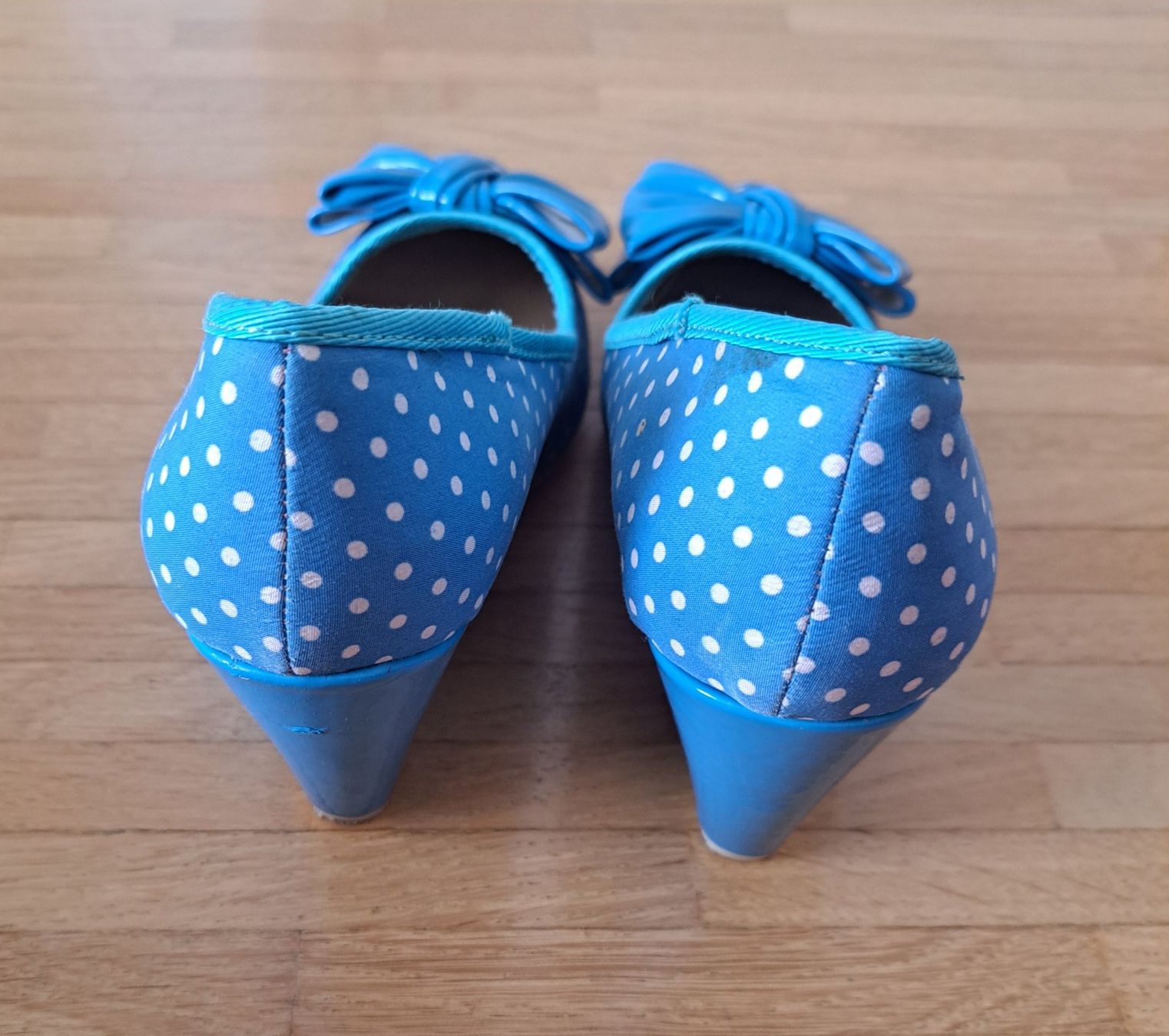 Scarpe da donna: Escarpins bleu à petits pois blancs – Usato da Le Mont-sur-Lausanne venduto da olatiu 2