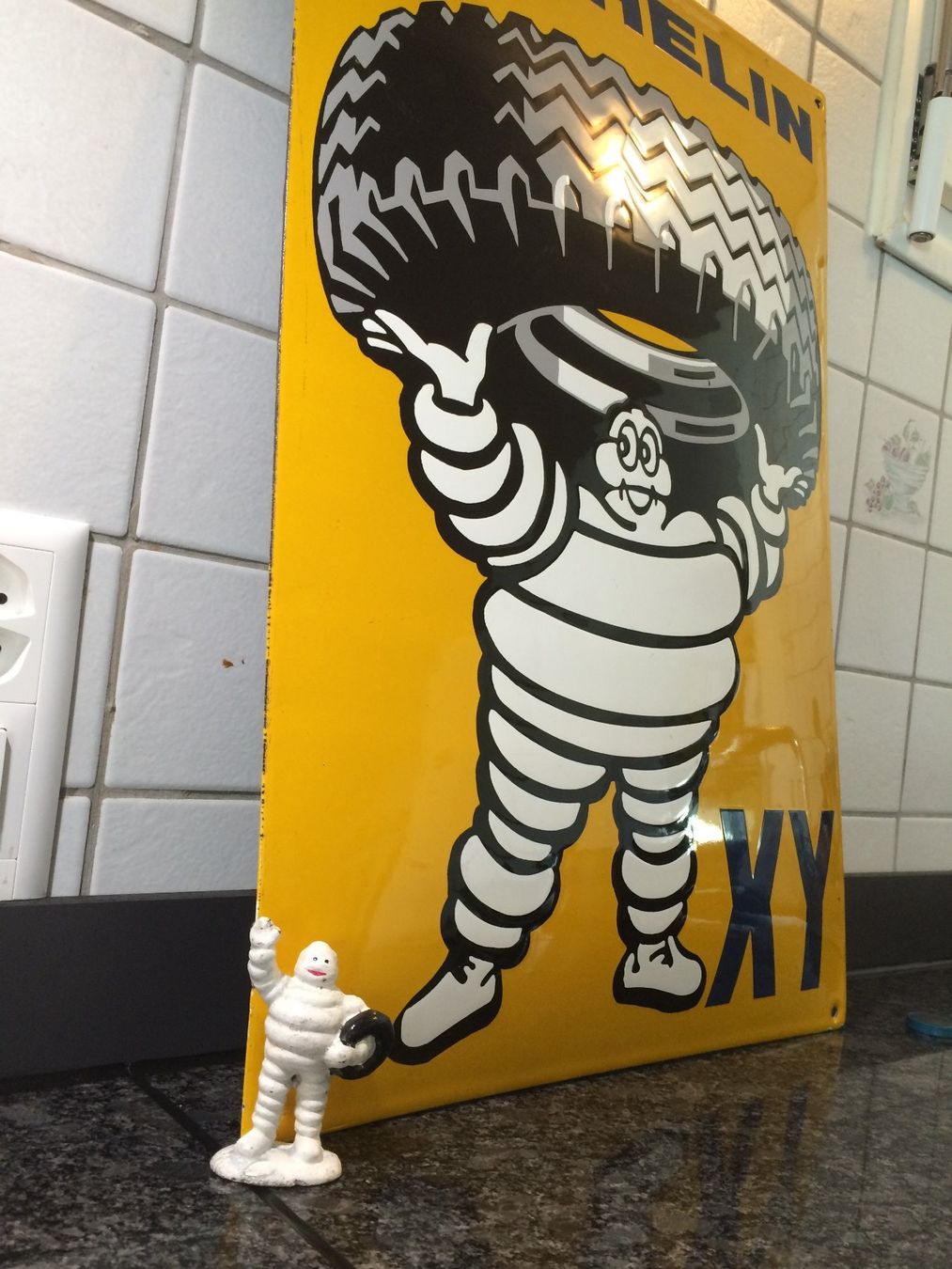Michelin Schilder: Michelin Emaille Schild mit einer Gusseisernen Werbe-Figur – Gebraucht aus EMMETTEN von pfi_cbg5 5
