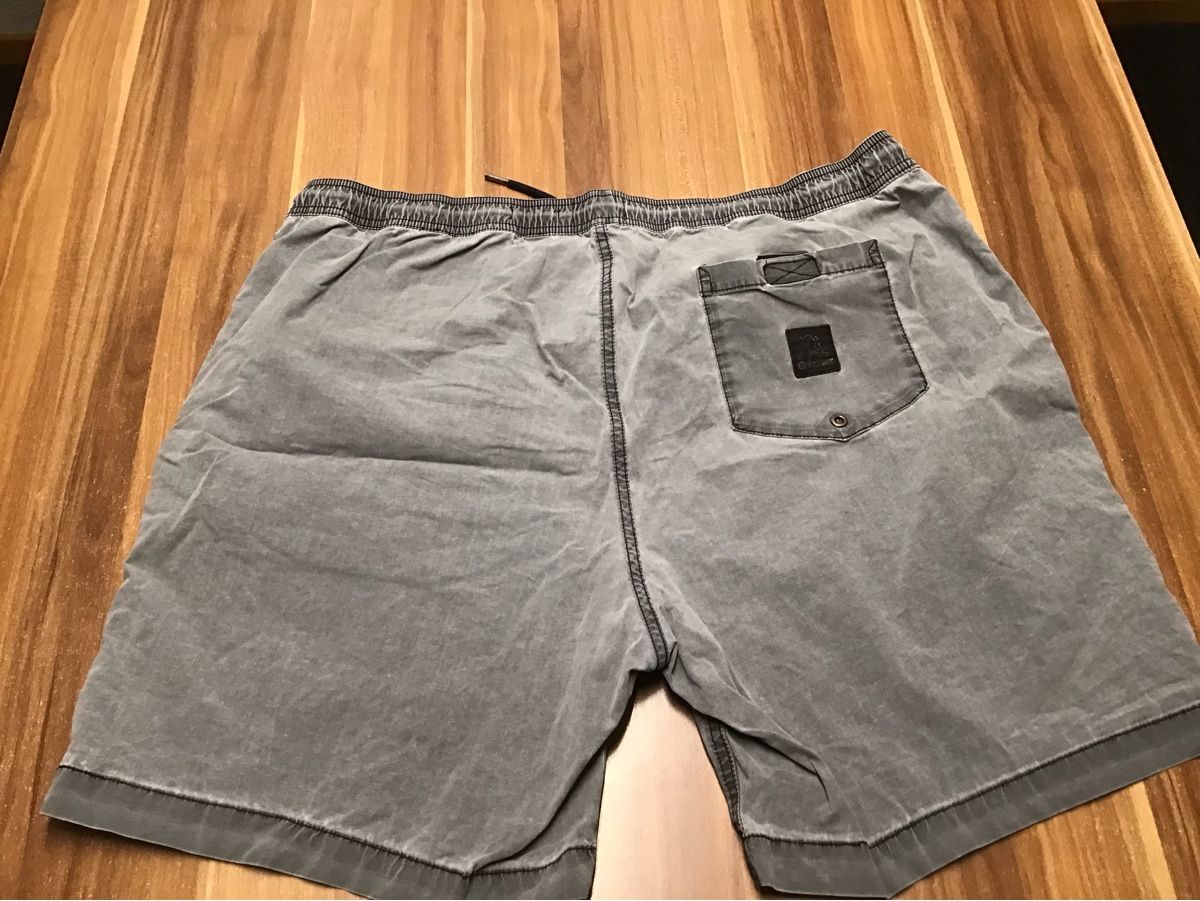 Quiksilver Pantalons: Quiksilver Shorts XXL Farbe Grau – D'occasion à Grabs par ema1991 2