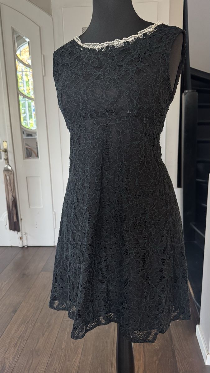 Costumi: Spitzenkleid mit Jäckchen Grösse 36/38 – Usato da Zollikon venduto da rundbsurf 1