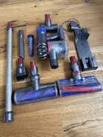 Dyson V8 Staubsauger mit viel Zubehör  Top Zustand!