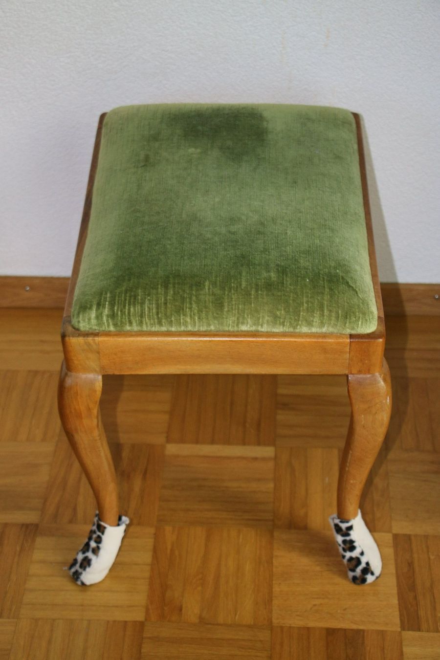 Sgabelli: antiker Hocker mit grünen Samtbezug – Usato da Luzern venduto da Simona15 7