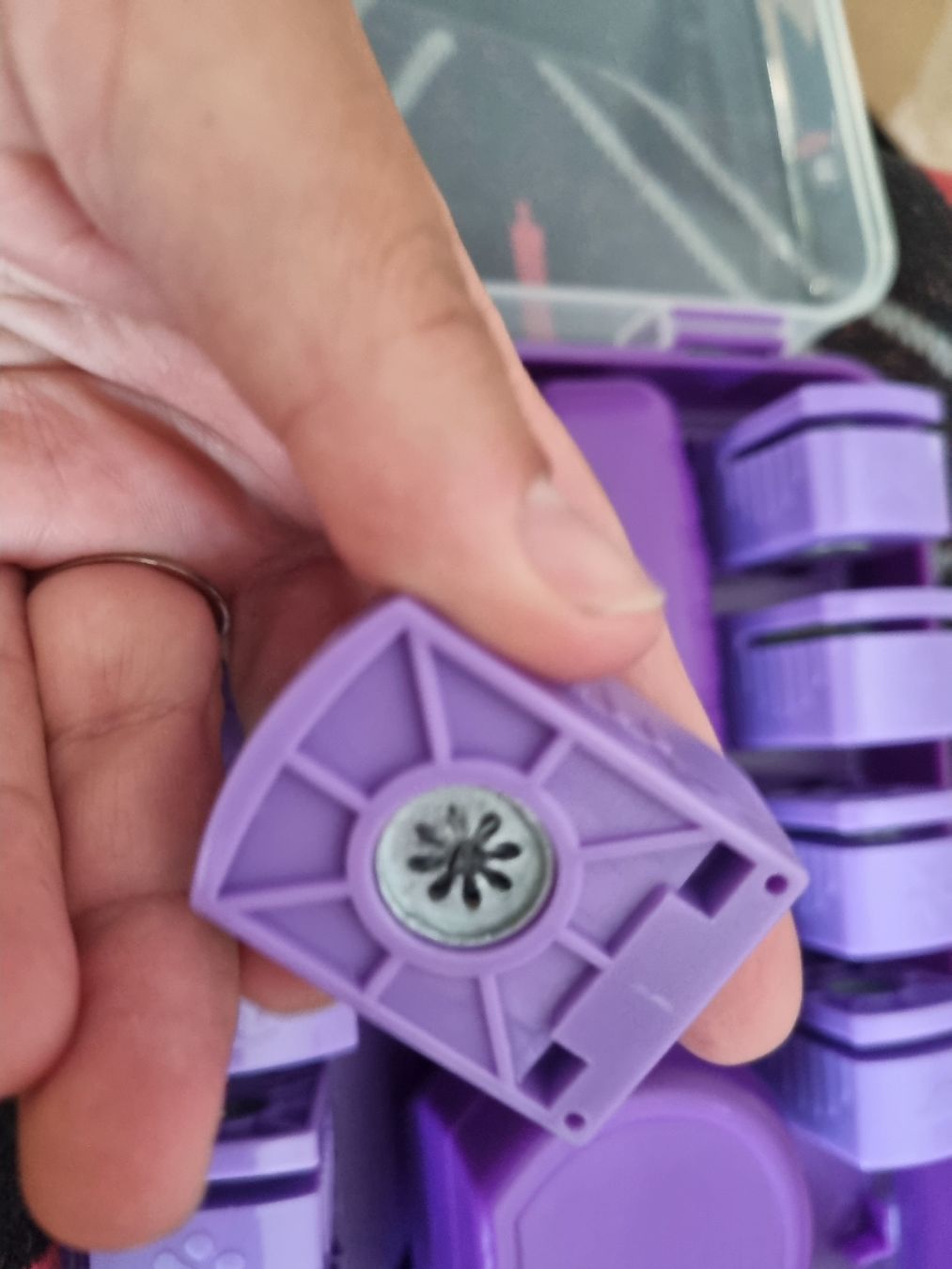Kit bricolage: Set de perforatrices créatives avec mallette violet – Usato da Fribourg venduto da sal_5ln6 3