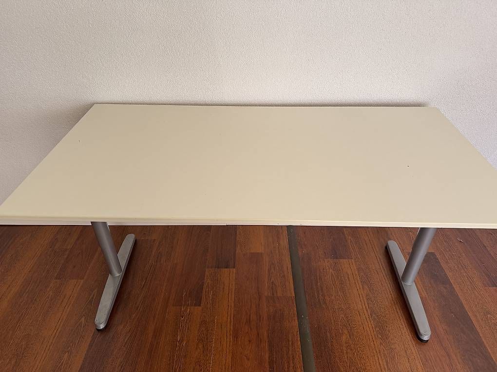 Tavoli: TABLE CONFERENCE AVEC 2 PIEDS REGLABLES PLATEAU BLANC – Usato da Clarens venduto da lollipop74 2