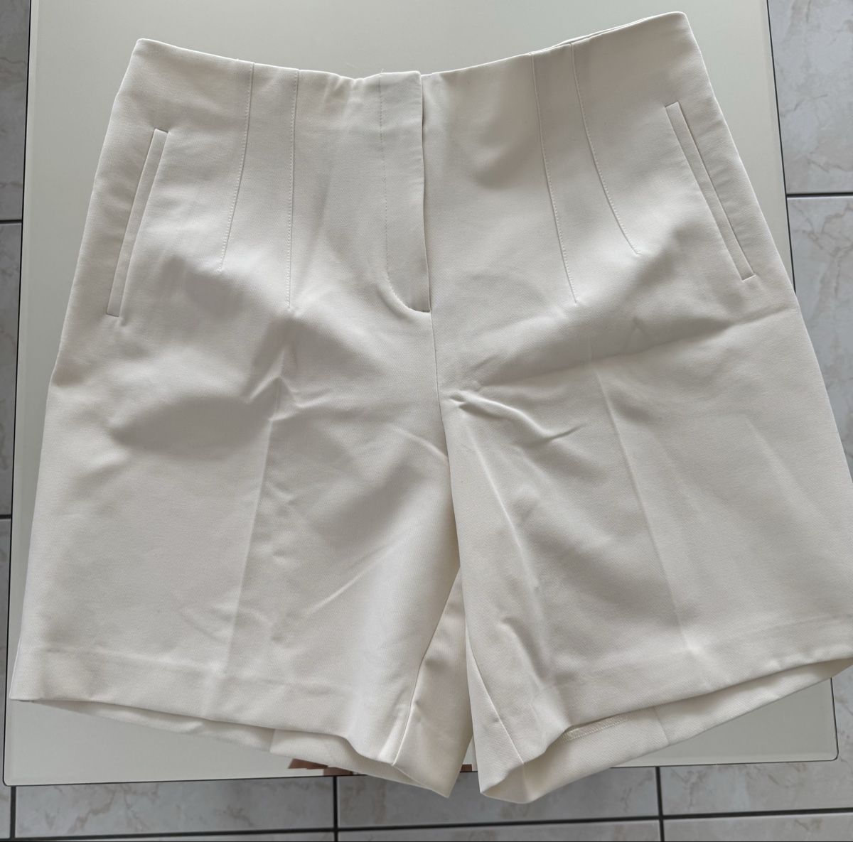 C&A Pantaloni: Zwei Bermudashorts, weiß und beige – Nuovo (secondo la descrizione) da Lachen SZ venduto da artbyblondangel 2