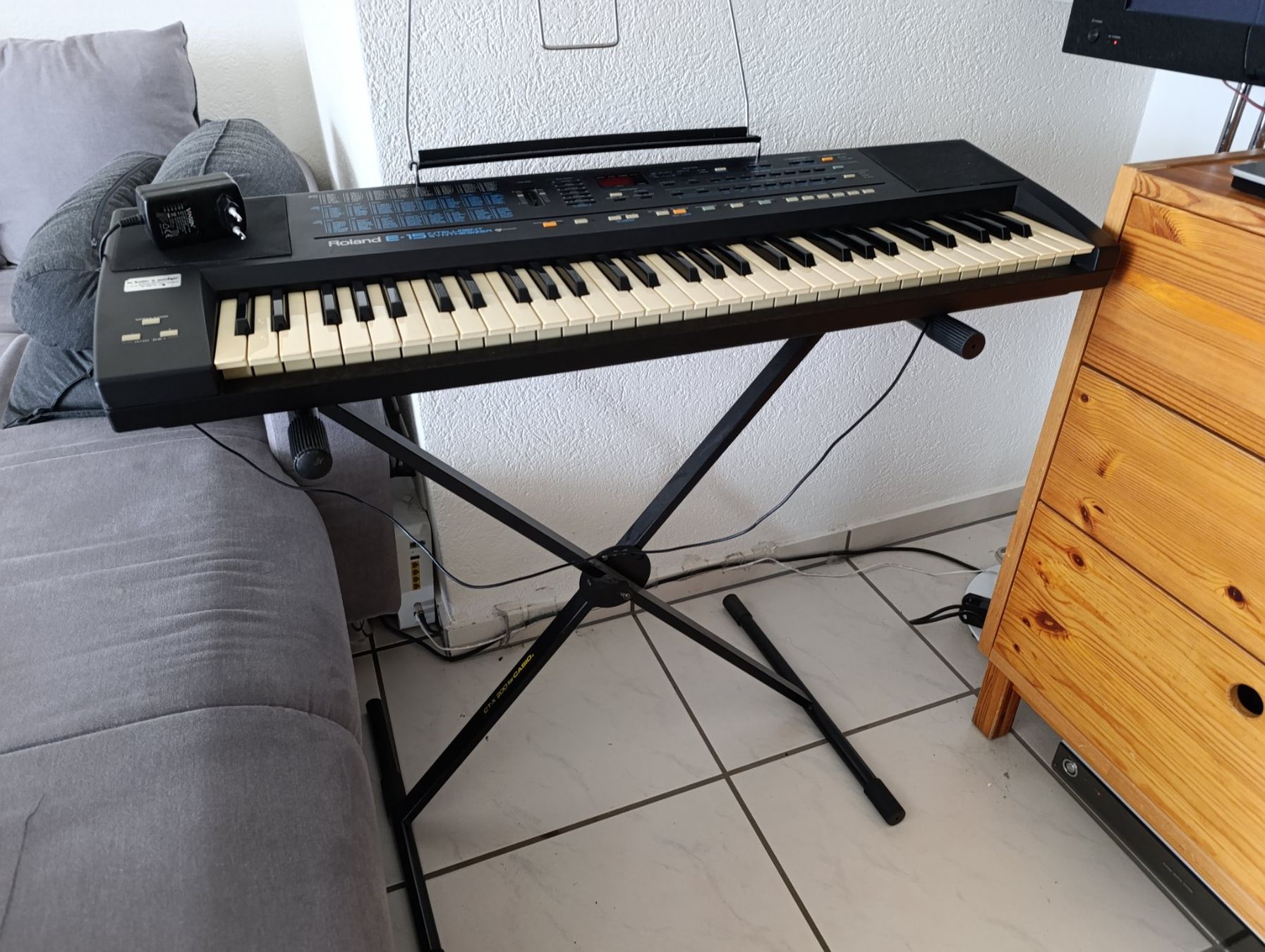 Roland Strumenti musicali: Synthétiseur vintage Roland E-15 avec support – Usato da Orpund venduto da koni_kid 3