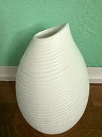 KLEINE   BLUMENVASE  VASE  PORZELLAN ROH   AUSSEN UNBHANDELT