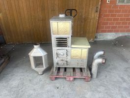 Alter antiker Metallofen mit Keramikplatten