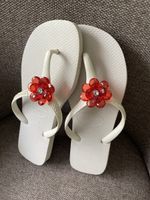 Sommerliche Havaianas Flip-Flops mit roten Blumen Grösse 39