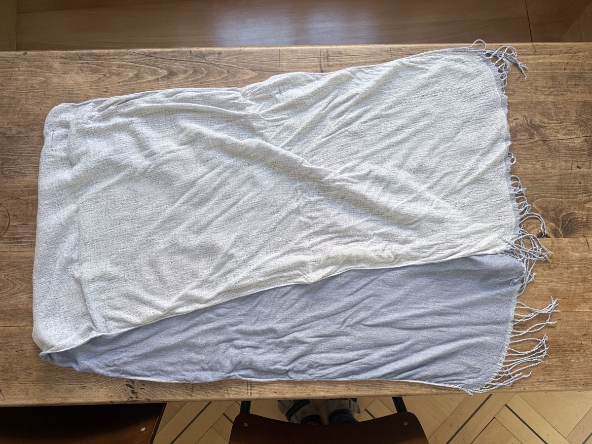Foulards, Tücher & Schals: Blauer zweifarbiger Viskoseschal – Gebraucht aus Zürich von m.y.r. 1