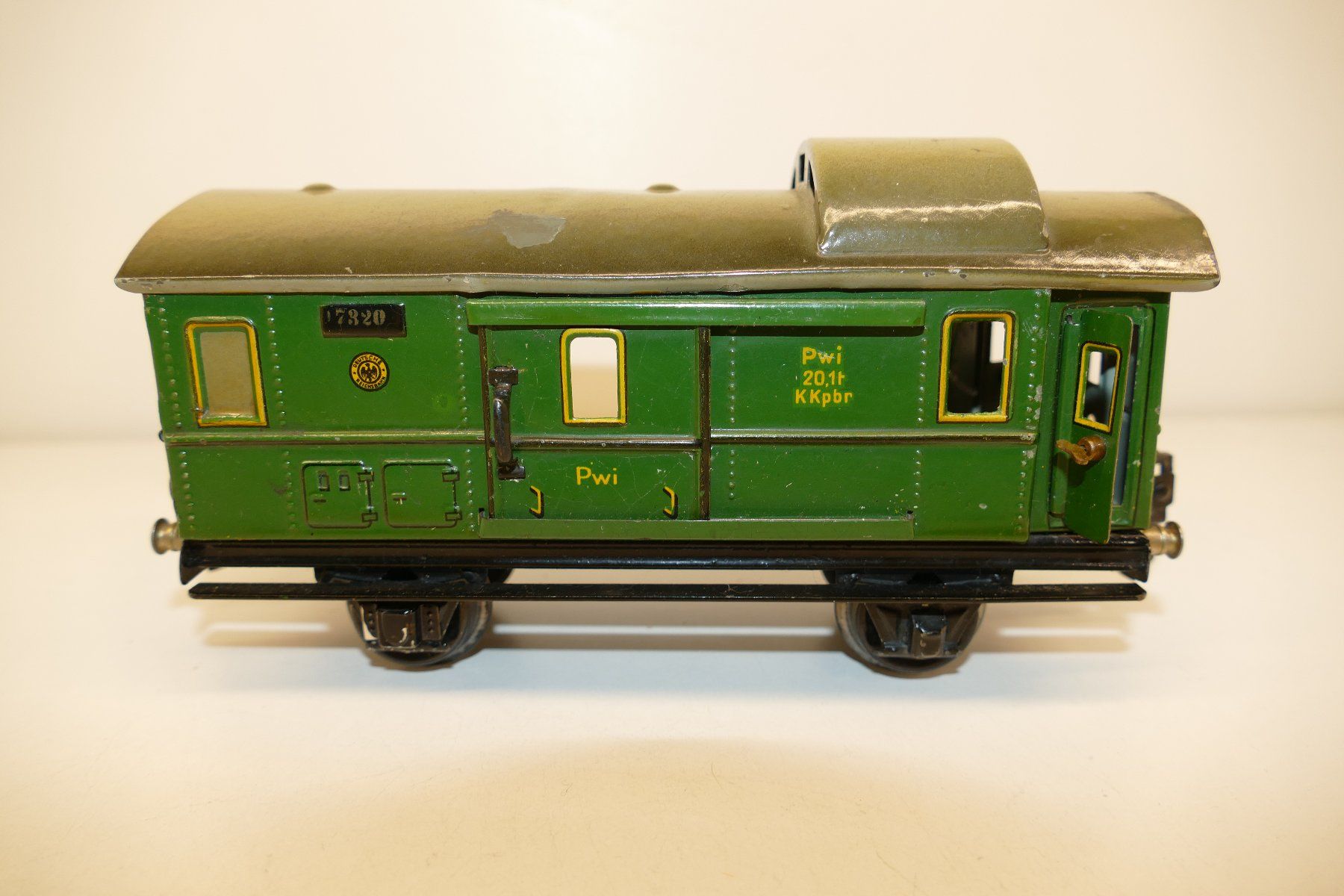 Märklin Modelleisenbahnen: Märklin 0: DR Gepäckwagen – Gebraucht aus Niederhasli von rail-duerst