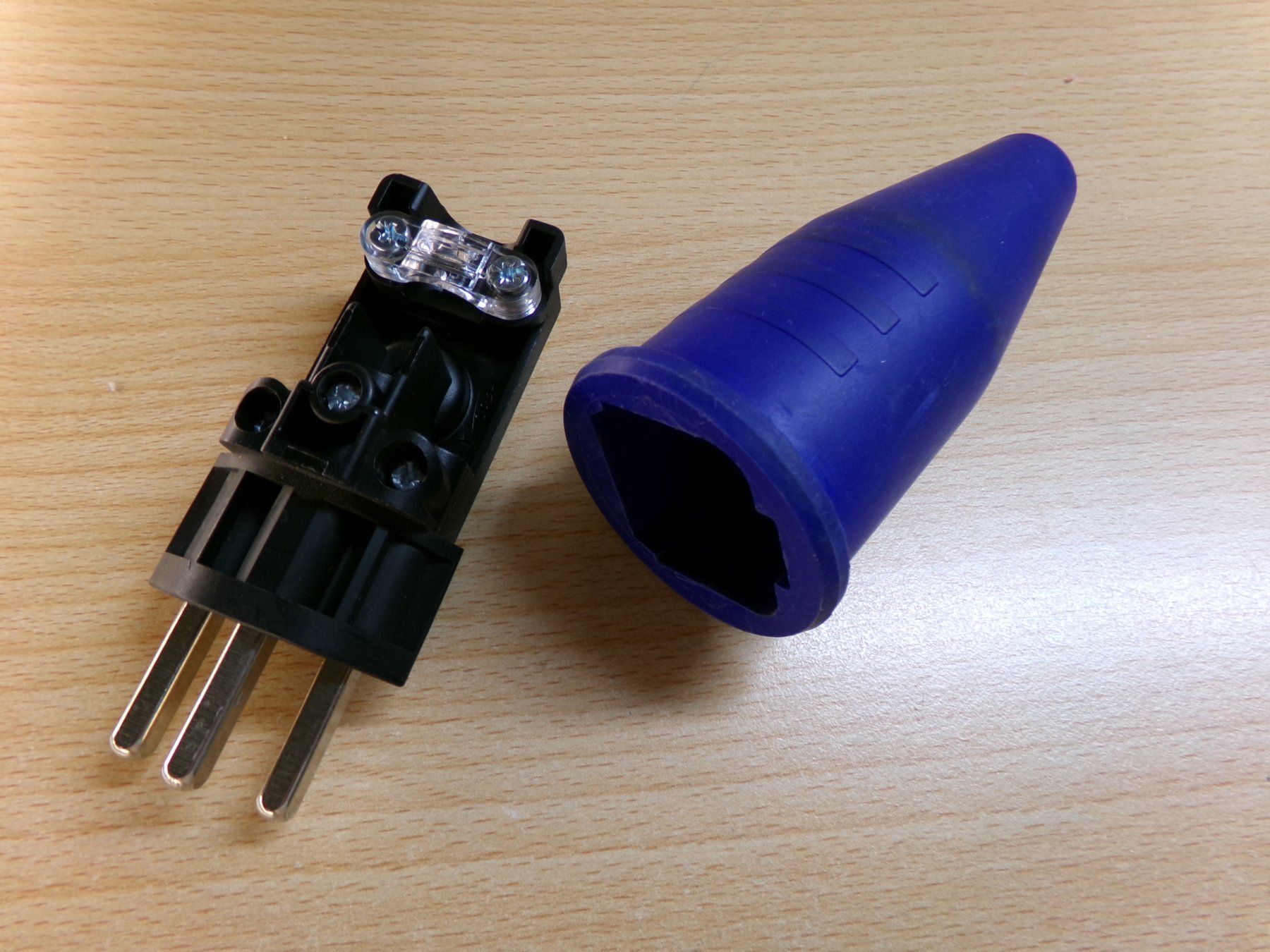Spine: Typ23 Stecker – Usato da Hombrechtikon venduto da Maloev17 1