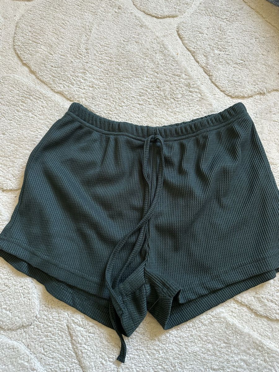 Pantalons: grüne Shorts – D'occasion à Basel par ronjalg