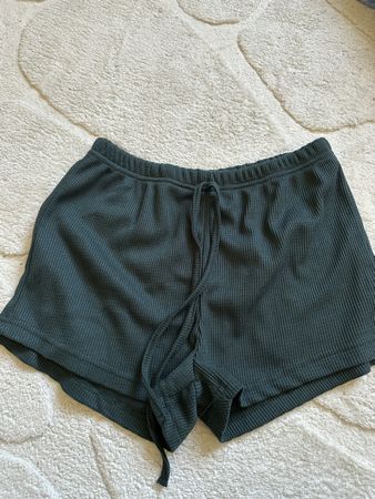 grüne Shorts