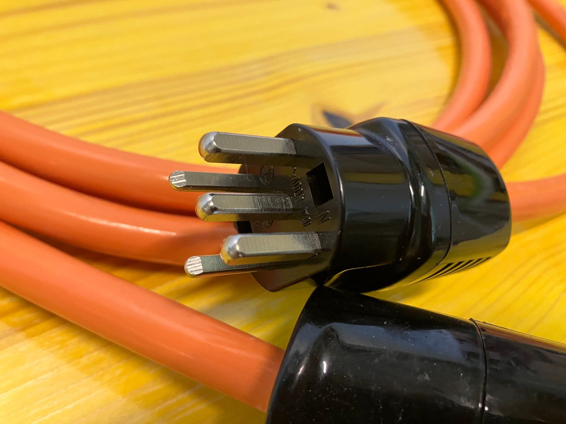 Cavi: ca. 2m Purpur Anschlusskabel 16A / 400V ab 1.- – Nuovo (secondo la descrizione) da Lichtensteig venduto da Buy24International 1