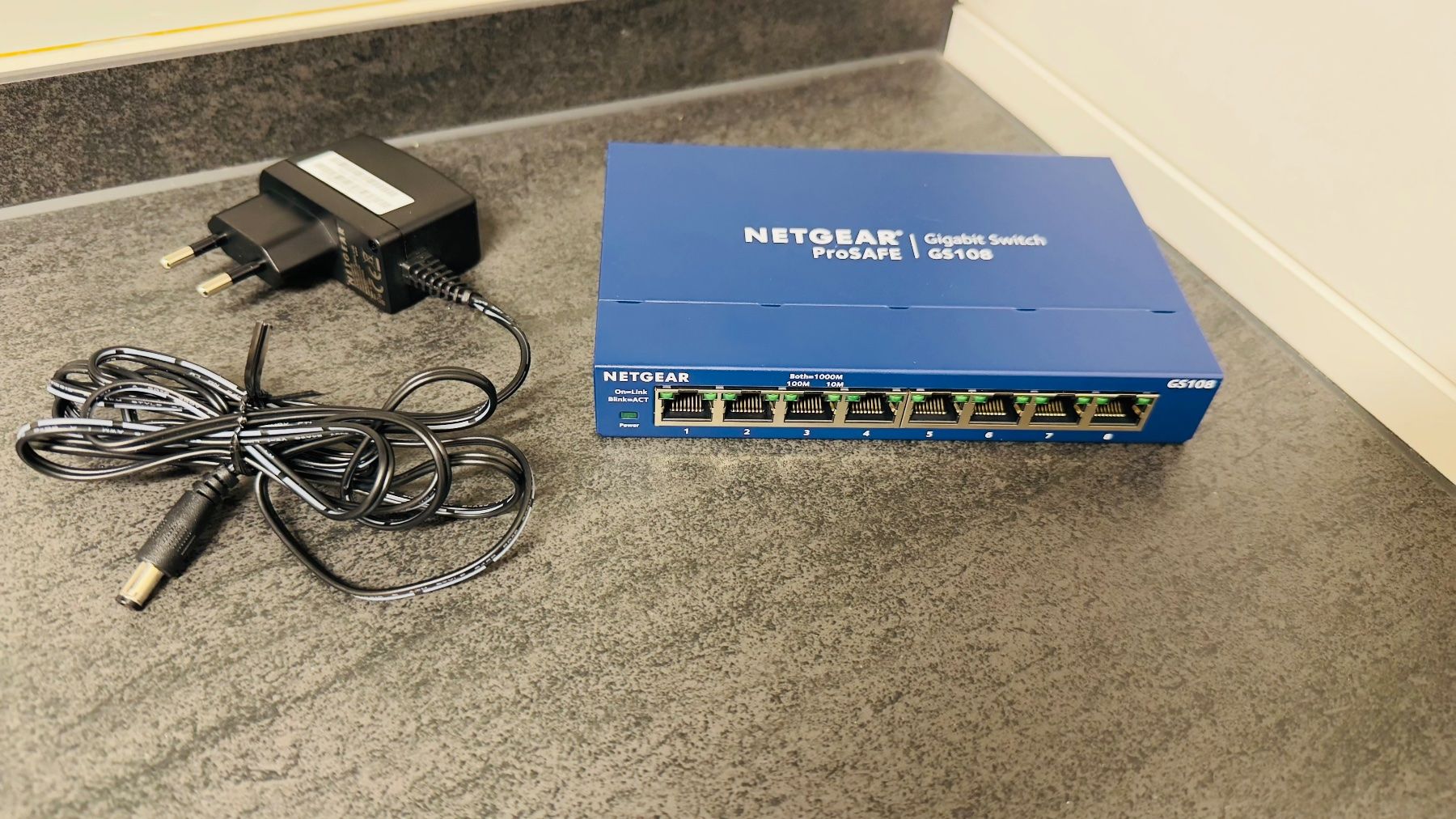 Netgear Hub & Switch: Netgear SWITCH GS108GE & Netgear EN2005 – Usato da Wetzikon ZH venduto da kembo6 1