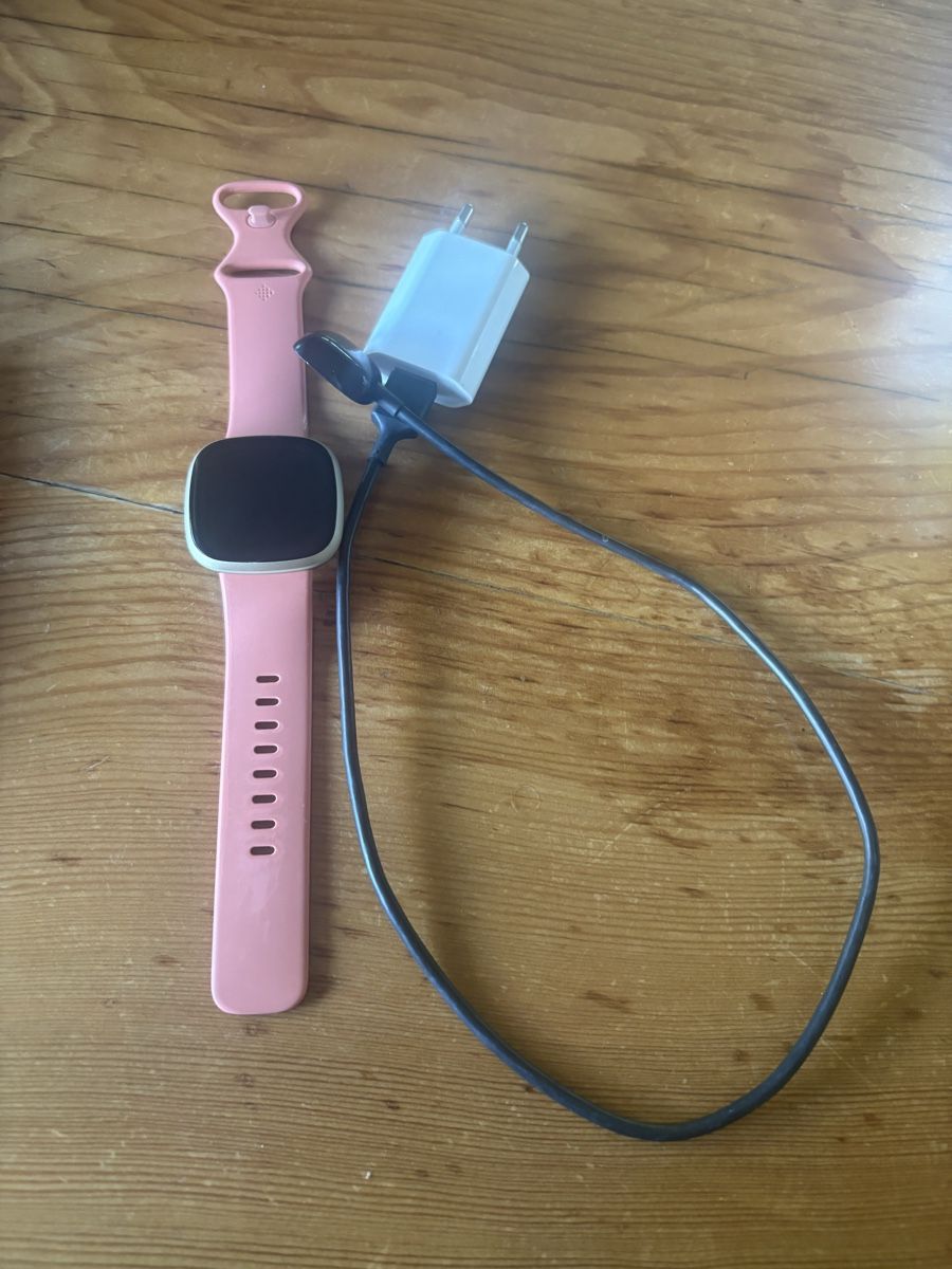 Fitbit Orologi: Fitbit versa 3 en parfait état  – Usato da Savièse venduto da chrys29