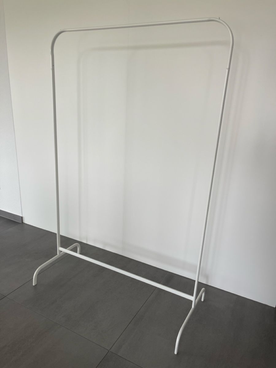 Ikea Stenditoi: Weisser Kleiderständer – Usato da Mühlau venduto da Jasil66